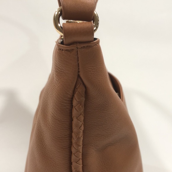 Tommy Bahama caramel brown leather shoulder bag in like new condition #pockets! - Picture 3 of 12